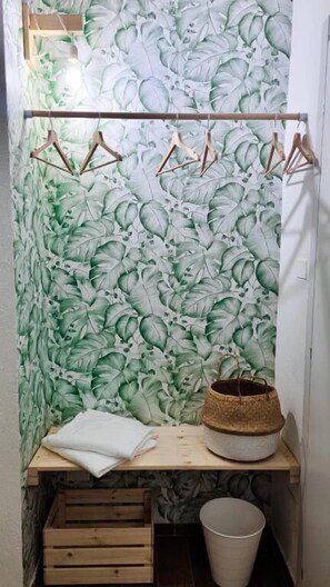 Phòng tiện nghi đơn giản, 1 giường cỡ queen | Tủ quần áo