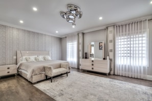 4 habitaciones, tabla de planchar con plancha, wifi y ropa de cama 