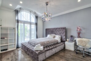 4 bedrooms, iron/ironing board, WiFi, bed sheets