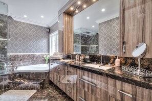 تجهيزات دش، مجففات شعر، مناشف، صابون