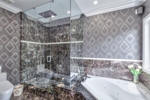Shower, hair dryer, towels, soap - Luxury Mansion in Toronto/Vaughan (Vaughan)