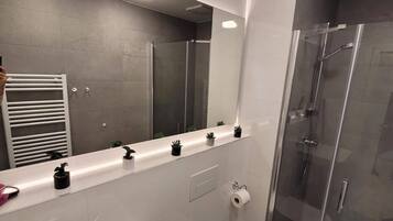 Hårtørrer, håndklæder, Sæbe, Toiletpapir