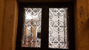 Une porte surmontée du numéro « 2 », ornée de motifs en fer forgé.