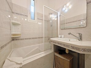 Secador de cabelo, toalhas de banho