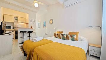 1 habitación, tabla de planchar con plancha y ropa de cama