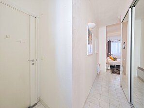 1 quarto, ferros/tábuas de passar roupa, roupa de cama