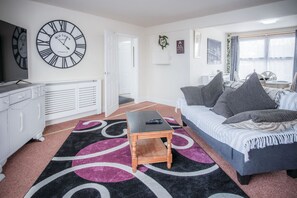 Apartamento (2 Bedrooms) | Área de estar | Smart TV 32 polegadas com canais a cabo, TV