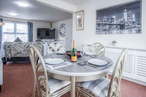 32-inch Smart TV with cable channels, TV - Fulke Street - 2 Bedroom Apartment - Milford Haven (Milford Haven)