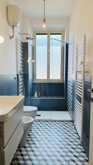 Shower, hair dryer, bidet, towels - Casa Duci - Two Bedroom Apartment, Sleeps 4 (Rome)