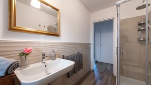 Dusche, Haartrockner, Bidet, Handtücher