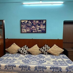 1 bedroom, desk, free WiFi, bed sheets