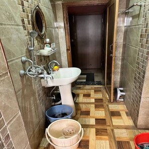 Een douche, handdoeken, zeep, shampoo