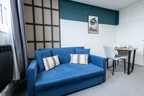 Family Apartment | Living area - Chic Studio and 1BR Apt by Sojo Stay (London)