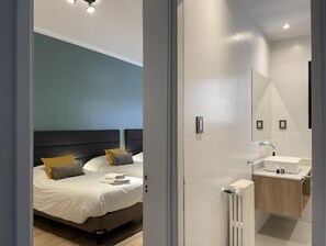 Down duvets, memory-foam beds, blackout curtains, iron/ironing board - Huli B&B (Mendoza)