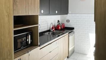 Refrigerador, microondas, horno, lavavajillas