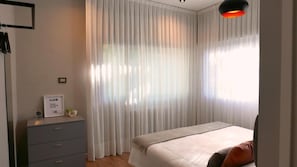 Down duvets, memory-foam beds, blackout curtains, iron/ironing board - Huli B&B (Mendoza)