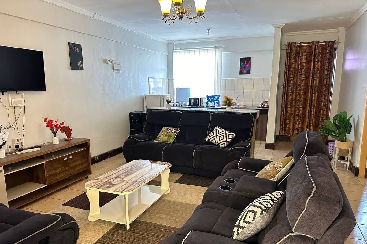 Comfort appartement | Woonruimte | Een 24-inch smart-tv met digitale zenders