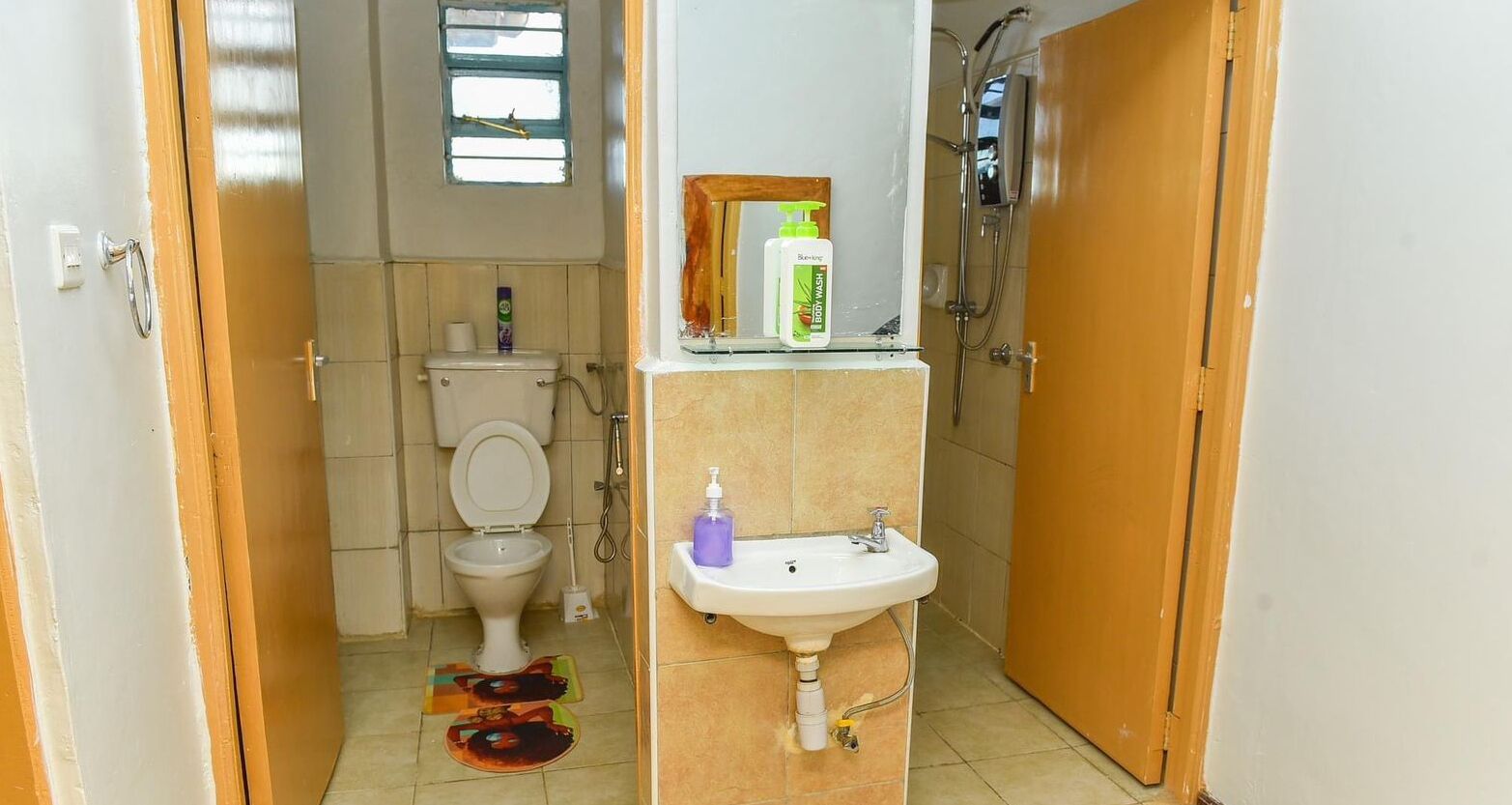 Comfort Apartment | Bathroom | Shower, rainfall showerhead, free toiletries, bidet