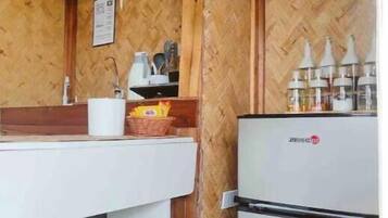 Fridge, stovetop, coffee/tea maker, electric kettle