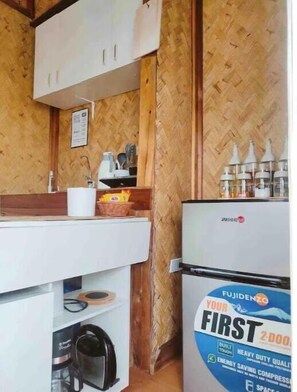 Fridge, stovetop, coffee/tea maker, electric kettle