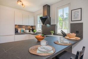 Jääkaappi, mikroaaltouuni, uuni, liesi