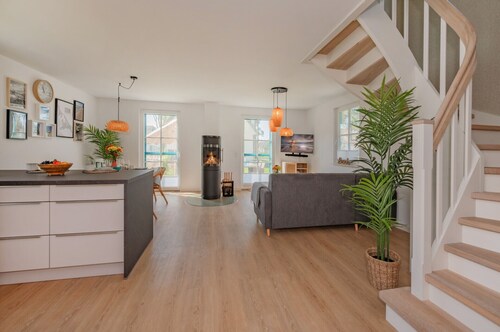 Thatched-roof house for 4 people with sauna, wellness shower and fireplace