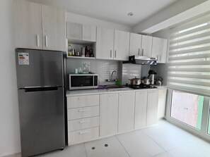 Kühlschrank, Mikrowelle, Wasserkocher mit Kaffee-/Teezubehör