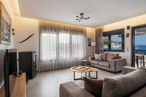 Sigma Beachfront Villa | บริเวณนั่งเล่น | สมาร์ททีวี