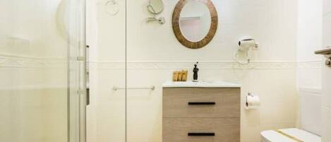 Dusj, hårføner, håndklær og såpe