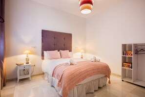 2 bedrooms, in-room safe, desk, iron/ironing board - Renovated apartment in Barrio Santa Cruz, four minutes walk from the Giralda (Sevilla)