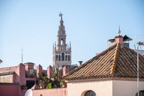 Shower, hair dryer, towels, soap - Renovated apartment in Barrio Santa Cruz, four minutes walk from the Giralda (Sevilla)