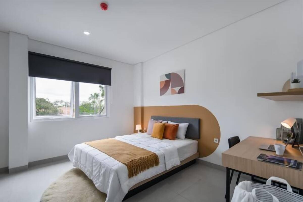 Desk, laptop workspace, WiFi (free), bed sheets