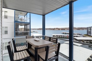 Outdoor dining - Serene Lake View and Easy Access to Local Delights (Lake Ozark)