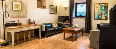 Televisie, een open haard en een dvd-speler