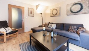 TV - Apartment Matajur 100 m2 in holiday house Maharac (part of socaholidays) with 3 bedrooms, mid floor, sleep till 6, large garden, BBQ and all comfort. (Tolmin)