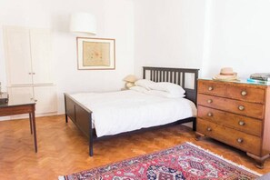 3 makuuhuonetta, silitysrauta/-lauta, ilmainen Wi-Fi, vuodevaatteet