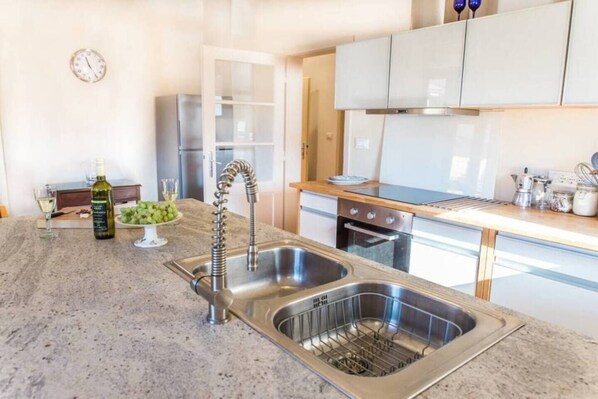 Frigorifero, microonde, forno, lavastoviglie