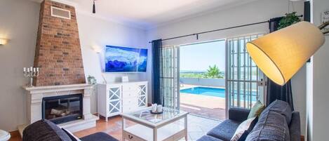 Smart-TV, Kamin, DVD-Player, Tischtennisplatte