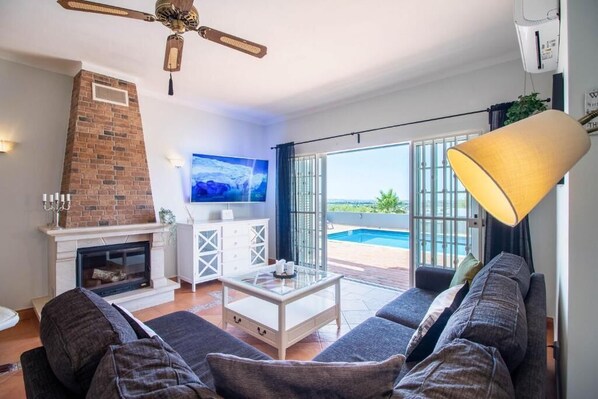 Smart TV, fireplace, DVD player, ping pong