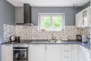 Kühlschrank, Mikrowelle, Ofen, Geschirrspüler
