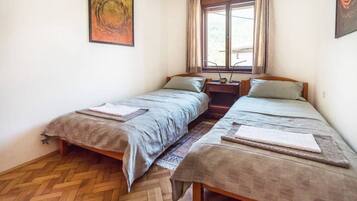 2 habitaciones, tabla de planchar con plancha, wifi y ropa de cama