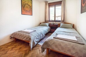 2 habitaciones, tabla de planchar con plancha, wifi y ropa de cama