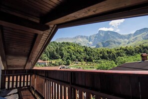 Property grounds - Stylish, newly refurbished loft apartment with stunning views of the mount Krn and surroundings (Kobarid)