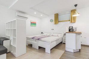 2 slaapkamers, een strijkplank/strijkijzer, reisbedje, gratis wifi