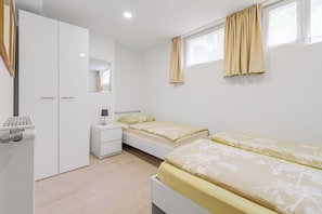 2 habitaciones, tabla de planchar con plancha y cuna de viaje