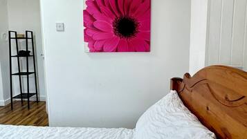 3 bedrooms, desk, WiFi (free), bed sheets