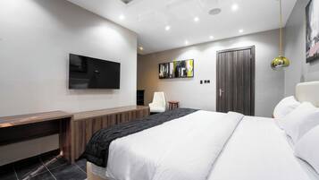 Business Apartment | 3 bedrooms, Egyptian cotton sheets, premium bedding, memory foam beds