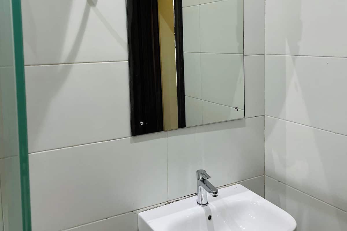 Grand-Apartment | Badezimmer | Dusche, Designer-Toilettenartikel, HandtĂŒcher, Seife
