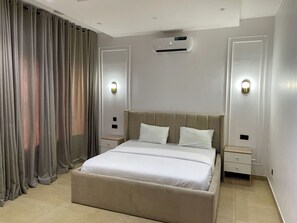 Egyptian cotton sheets, premium bedding, memory-foam beds, desk - The Azaria Hotel & Apartment (Lekki)