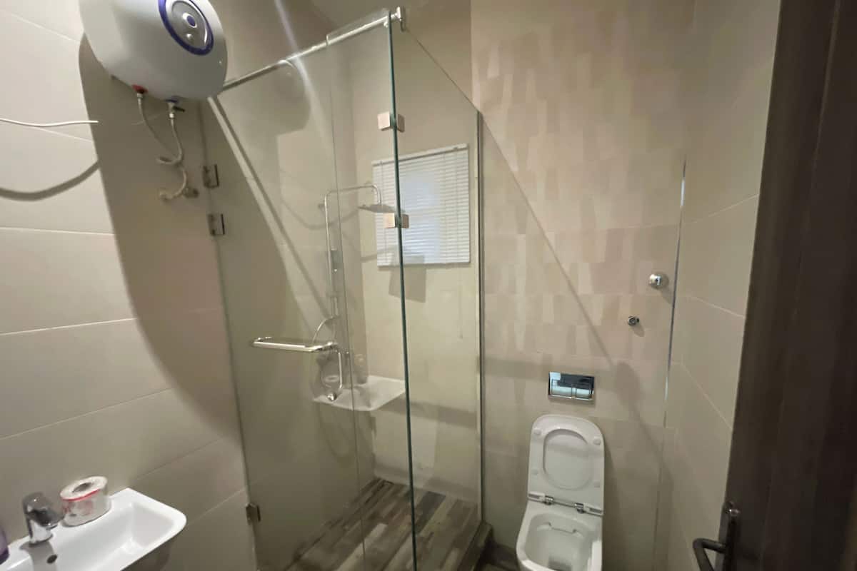 Classic-Apartment | Badezimmer | Dusche, Designer-Toilettenartikel, HandtĂŒcher, Seife